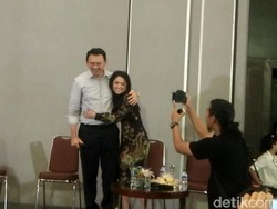 Peluk Ahok di Acara Bedah Buku, Dewi Perssik: Saya Deg-degan