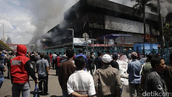 Kebakaran Pasar Senen Jadi Tontonan Warga