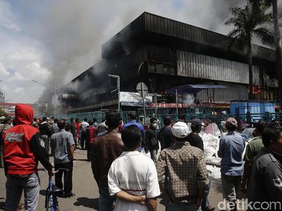 Kebakaran Pasar Senen Jadi Tontonan Warga