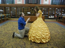 Pria Romantis Lamar Pasangan dengan Membuatkan Gaun Beauty and the Beast