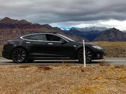 Pengendara Tesla Ini Terdampar Saat Ponselnya Kehilangan Sinyal
