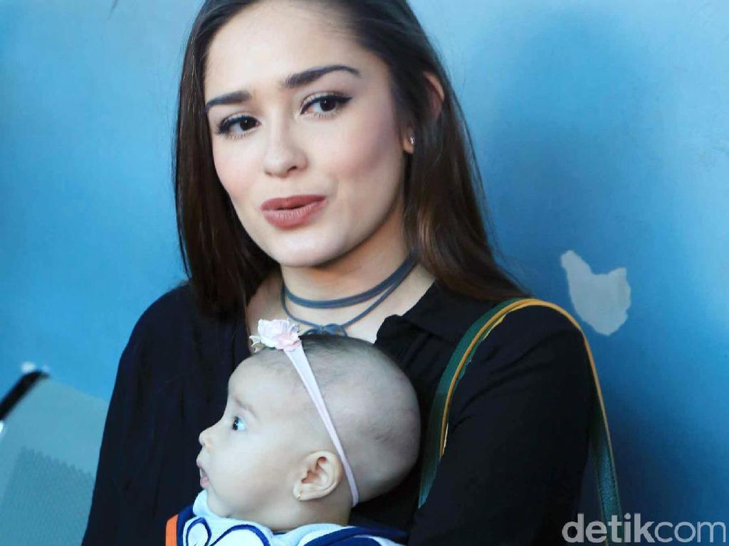 Cepatnya Yasmine Wildblood Turunkan Berat Badan Pasca Melahirkan Cepatnya Yasmine Wildblood Turunkan Berat Badan Pasca Melahirkan