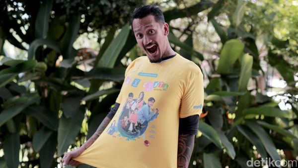 Pose Imut-imut Tora Sudiro