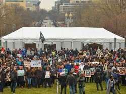 Demonstran Anti-Trump Blokir Pintu Masuk Lokasi Pelantikan