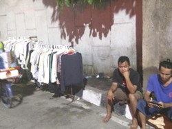Pasar Senen Terbakar, Pedagang Baju ini Jemur Dagangan yang Basah