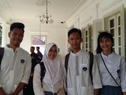 Sumarsono Ajak Perwakilan OSIS Jakarta Diskusi di Bus Wisata