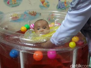Imutnya Bayi Ini Berenang di Kolam Air Secang
