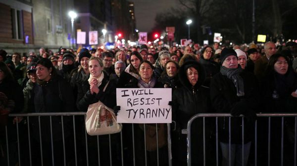 Ribuan Orang di New York Berdemo Jelang Pelantikan Trump