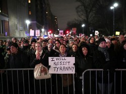 Ikut Demo di New York, Aktor Hollywood: Kita Akan Hentikan Trump