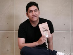 Bernard Batubara Tulis Novel Elegi Rinaldo dalam Waktu Singkat