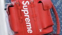 Foto: 10 Logo Brand Fashion Paling Berpengaruh di Dunia, Supreme Teratas