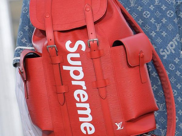 Foto: 10 Logo Brand Fashion Paling Berpengaruh di Dunia, Supreme Teratas