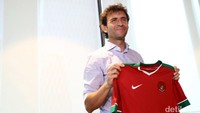 Eks pelatih timnas Spanyol U-21 itu menunjukkan jersey Timnas Indonesia saat jumpa pers pertamanya sebagai pelatih Timnas.
