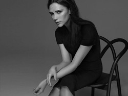 Dijuluki Ice Queen, Victoria Beckham Pamerkan Senyum Aneh