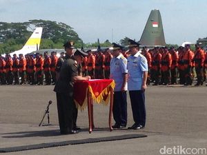 Marsekal Agus Serahkan Tongkat Komando KSAU ke Marsekal Hadi