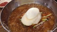 Menikmati Tuna Kimbap dan Mie Berkuah Dingin A la Korea