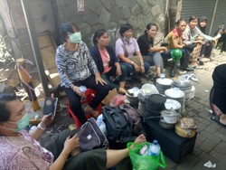 Potret Humanis Warga Bantu Pedagang Korban Kebakaran Pasar Senen