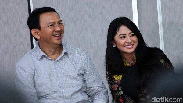 Foto Bareng Ahok, Dewi Persik Semringah Banget