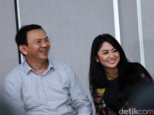 Foto Bareng Ahok, Dewi Persik Semringah Banget