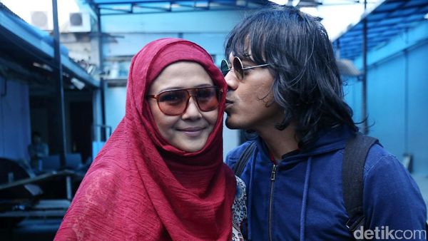 Pulang Umrah, Ria Irawan dan Mayky Jadi Makin Mesra