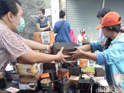 Momen Getir, Pedagang Pasar Senen Selamatkan Dagangan yang Hangus