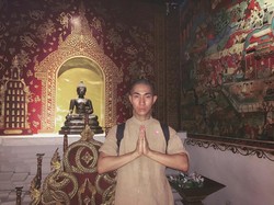 Di Balik Penampilan Glamour, Makeup Artist Ini Ternyata Biksu