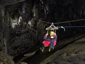 Ini Baru Unik, Main Flying Fox di Dalam Gua