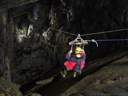 Ini Baru Unik, Main Flying Fox di Dalam Gua