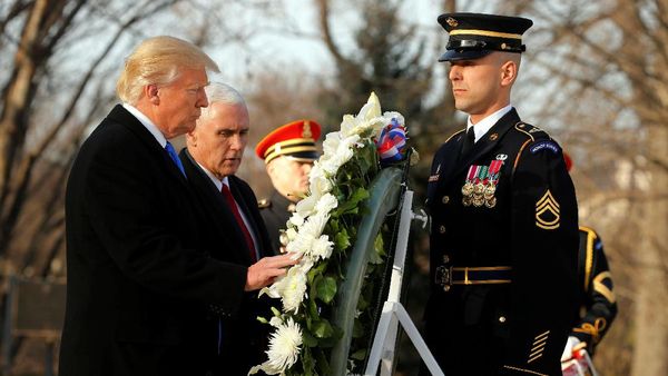 Trump Letakkan Karangan Bunga di Makam Pahlawan Trump Letakkan Karangan Bunga di Makam Pahlawan