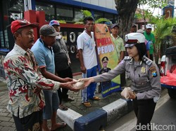 Polisi di Bojonegoro Bagi-bagi Nasi Bungkus di Hari Jumat