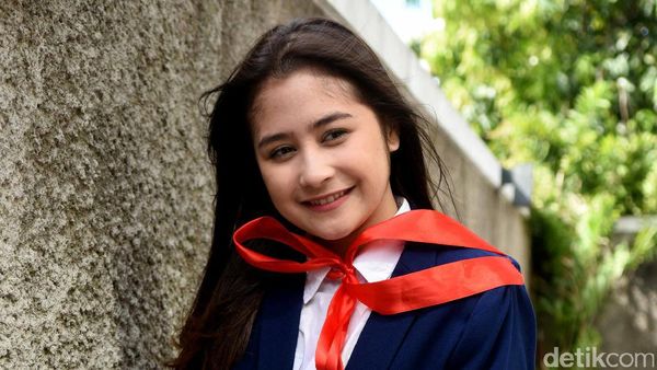 Auu! Prilly Latuconsina Kembali Tampil dengan Seragam, Cantik?