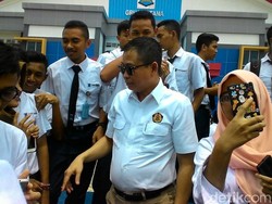 Berkacamata Hitam, Jonan Selfie Bareng Mahasiswa Sekolah Energi