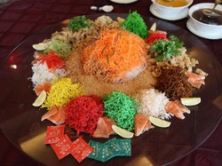 Rayakan Tahun Ayam dengan Yee Sang dan Nian Gao di Restoran Ini