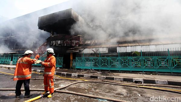 Petugas Pemadam di Pasar Senen Lakukan Proses Pendinginan