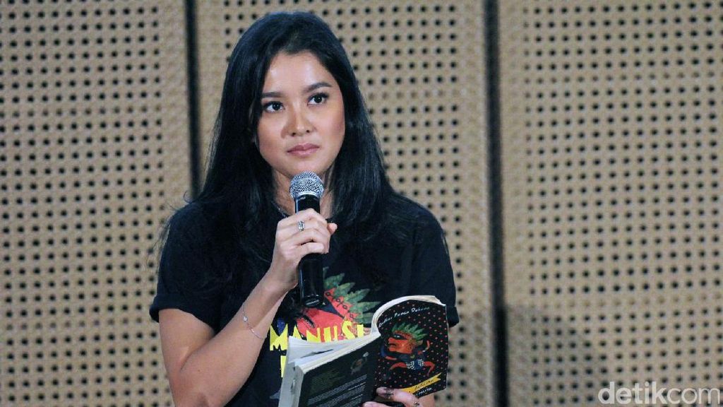 Mengaku Kesulitan, Ini Ekspresi Marcella Zalianty saat Bacakan Puisi Mengaku Kesulitan, Ini Ekspresi Marcella Zalianty saat Bacakan Puisi