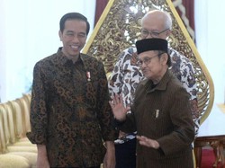 Gandengan Tangan dan Momen Hangat Pertemuan Jokowi-Habibie