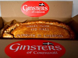 Begini Reaksi Juergen Klopp Saat Dapat Pai Raksasa