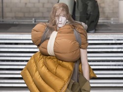 Desainer Buat Kasur Lipat Jadi Busana di Fashion Show Paris