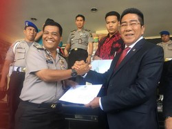 Minta Rizieq Ditangkap, Henry Yoso Juga Sambangi Polda Metro