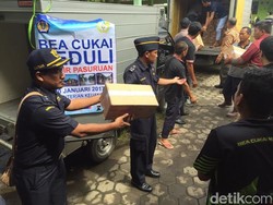 Ratusan Sak Beras dan Karpet Disalurkan ke Korban Banjir Pasuruan