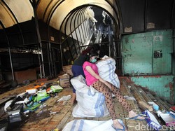 Pedagang Pasar Senen: Aneh, Listrik Tiba-tiba Nyala di Malam Hari