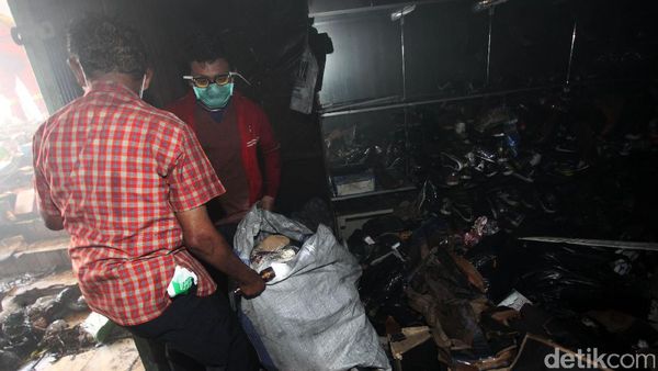 Menyelamatkan yang Tersisa di Pasar Senen