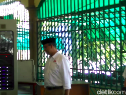 Sebelum Blusukan, Anies Salat Jumat Bersama Warga di Tamansari