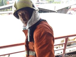 Semangat Yanto Padamkan Api di Pasar Senen Meski Berusia Senja