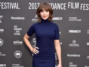 Alison Brie Semakin Mempesona dengan Gaya Rambut Pendek