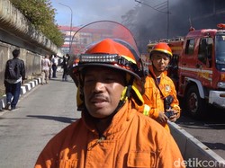 Moto Pemadam Kebakaran Pasar Senen: Pantang Pulang Sebelum Padam