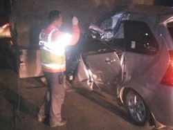 Minibus Tabrak Truk Fuso, Satu Korban Terjepit di Dalam