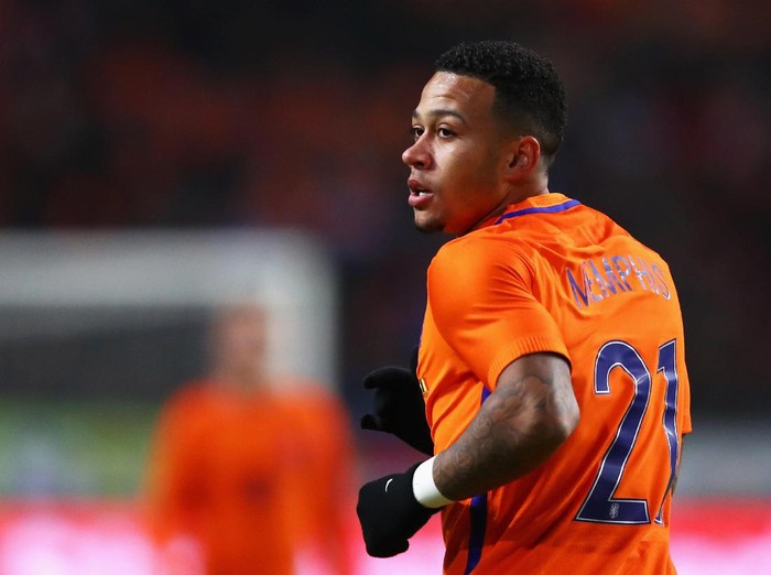AMSTERDAM, NETHERLANDS - NOVEMBER 09:  Memphis Depay of the Netherlands in action during the international friendly match between Netherlands and Belgium at Amsterdam Arena on November 9, 2016 in Amsterdam, Netherlands.  (Photo by Dean Mouhtaropoulos/Getty Images)