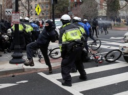 Bentrok dengan Polisi, 95 Demonstran Anti-Trump Ditangkap