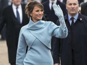 Gaun Biru Melania Trump di Inaugurasi Buat Saham Ralph Lauren Naik Gaun Biru Melania Trump di Inaugurasi Buat Saham Ralph Lauren Naik